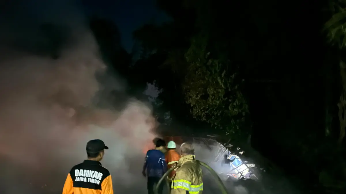 DIPADAMKAN: Sejumlah petugas Damkar Bondowoso saat berusahan memadamkan api, pada Senin (8/6) malam kemarin.(DAMKAR BONDOWOSO)