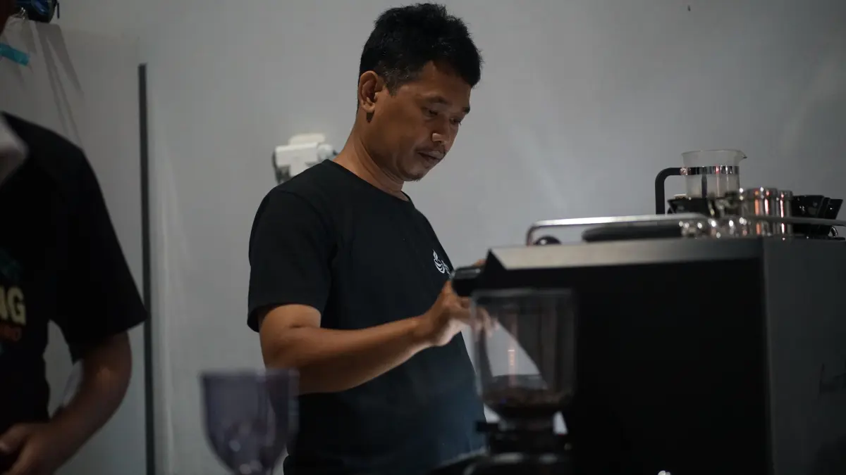 DISIAPKAN: Salah seorang barista di Bondowoso menyiapkan racikan kopi sesuai dengan selesara para pembeli.(ILHAM WAHYUDI/RADAR IJEN)