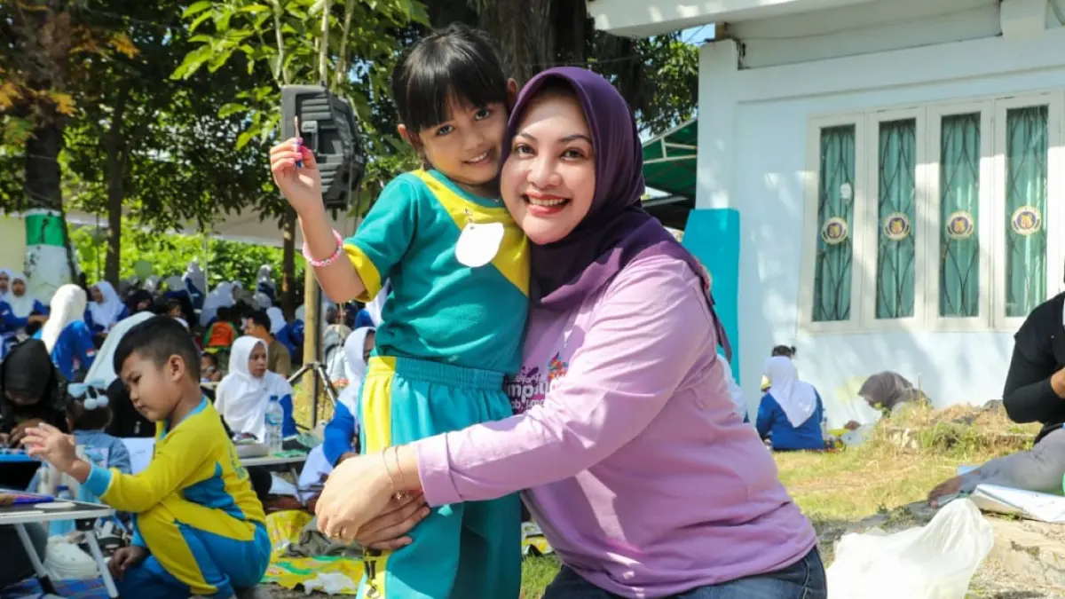 DUKUNG: Bunda PAUD Lumajang, Dewi Natalia Yudha Adji Kusuma saat menghadiri kegiatan Gebyar PAUD, akhir pekan lalu.(ATIEQSON MAR IQBAL/RAME)