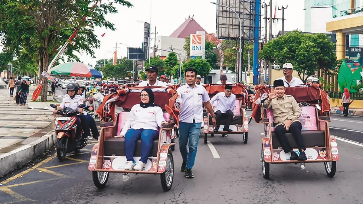 DUKUNG KEPEMIMPINAN NASIONAL: Momen Gus Fawait menaiki becak listrik hibah presiden, bersama Nanik S. Deyang, saat kunjungan Nanik ke Jember, 14 Desember 2025. (DISKOMINFO JEMBER)