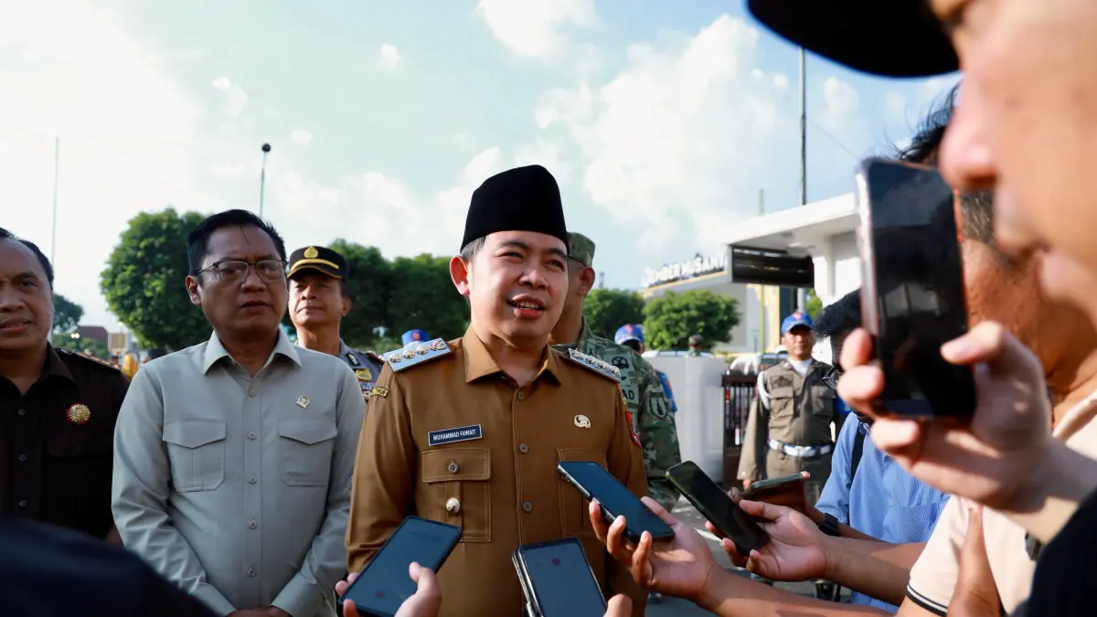 Gus Fawait memberikan keterangan saat penyerahan hibah 23 truk dan 25 pikap untuk operasional Koperasi Desa/Kelurahan Merah Putih (KD/KMP), di depan Kantor Pemkab Jember (8/6). (Dok. Gus Fawait)