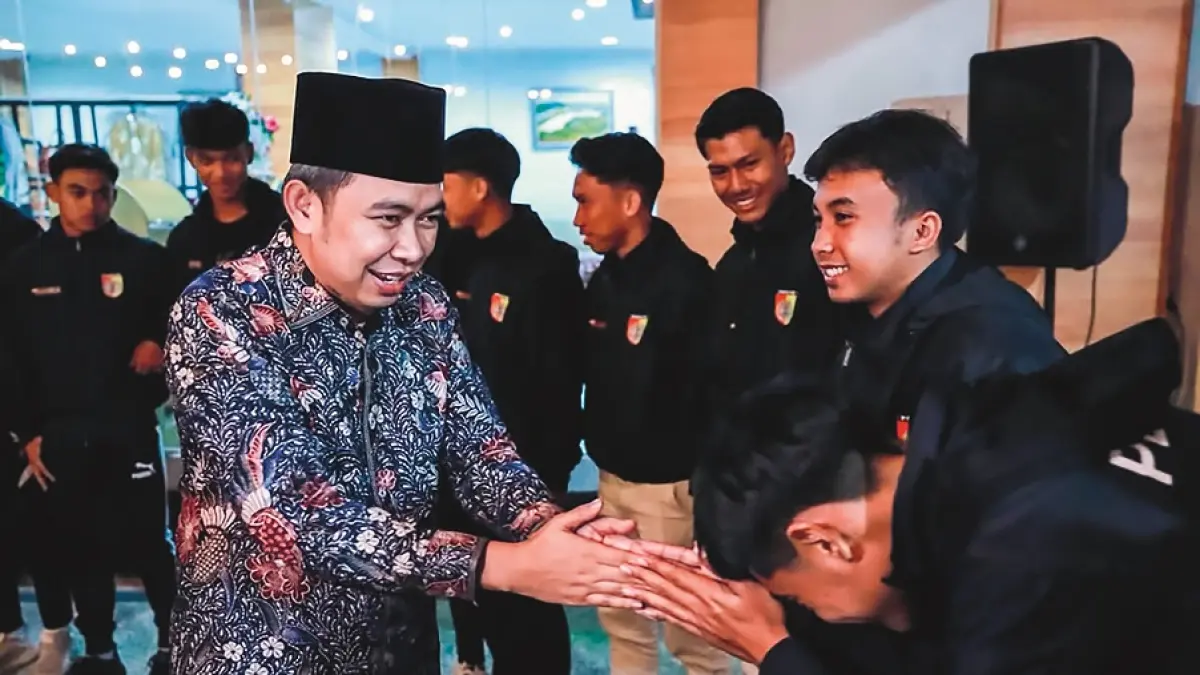 HANGAT: Bupati Gus Fawait saat pertemuan hangat dengan manajemen, tim pelatih, official, hingga para penggawa Persid Jember, di Puncak Rembangan Jember (9/6). (DOK. GUS FAWAIT)

