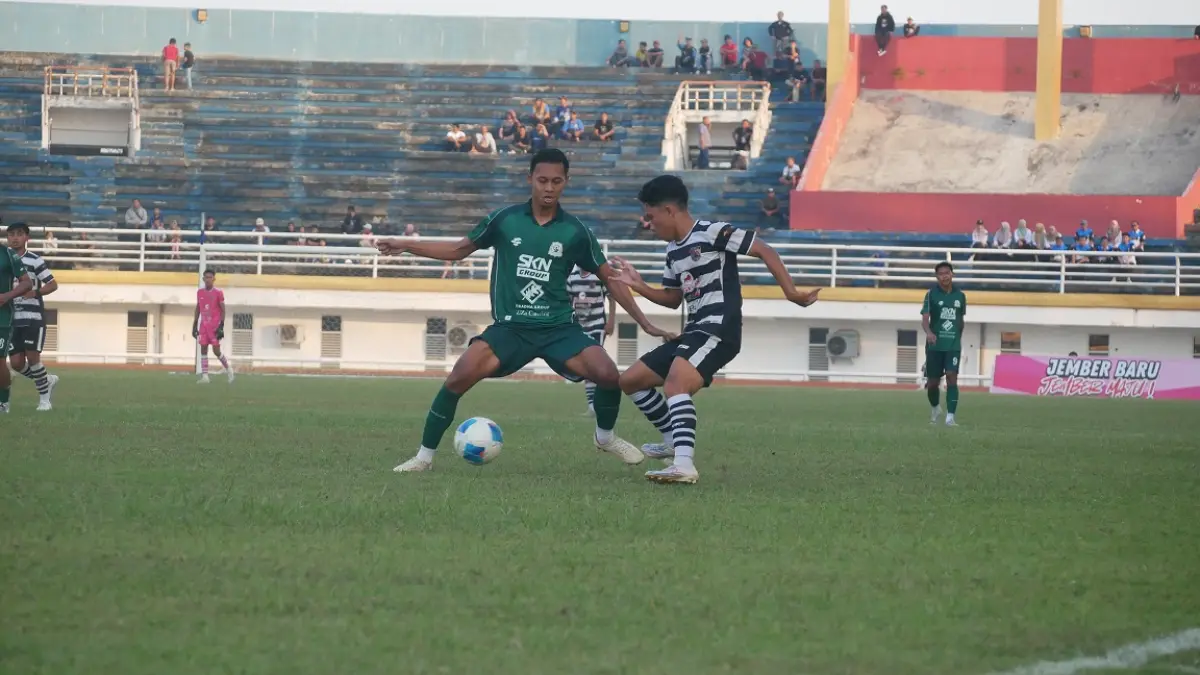 KOLONG: Pemain Persid mencoba melewati hadangan pemain Persak Kebumen, kemarin (10/6). Dalam laga perdana babak 32 Grup X Liga 4 Nasional Persid kalah 0-1. (SIDKIN ALI/RADAR JEMBER )