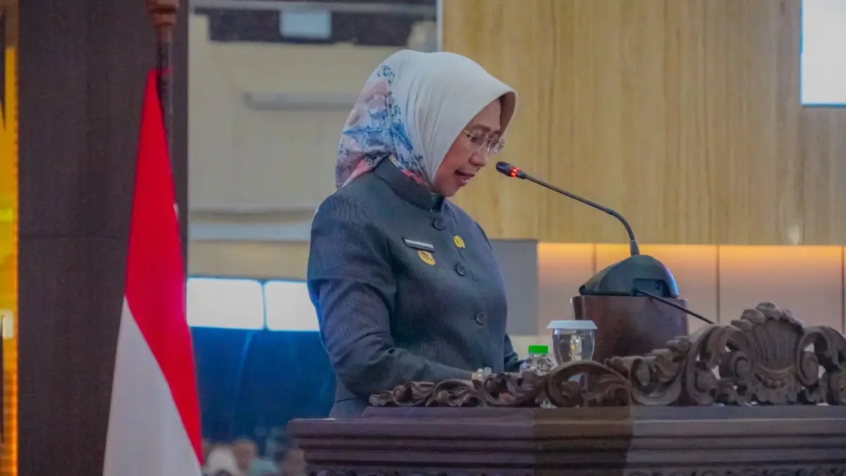 MENYAMPAIKAN: Bupati Lumajang Indah Amperawati saat menyampaikan nota keuangan pertanggungjawaban pelaksanaan APBD tahun 2025, kemarin.(ATIEQSON MAR IQBAL/RAME)