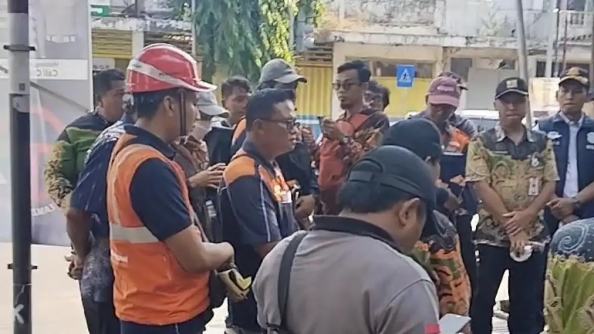 MULAI DITATA: Sejumlah pegawai Pemkab Lumajang saat meninjau kawasan jalan PB Sudirman, beberapa waktu lalu.(ATIEQSON MAR IQBAL/RAME)