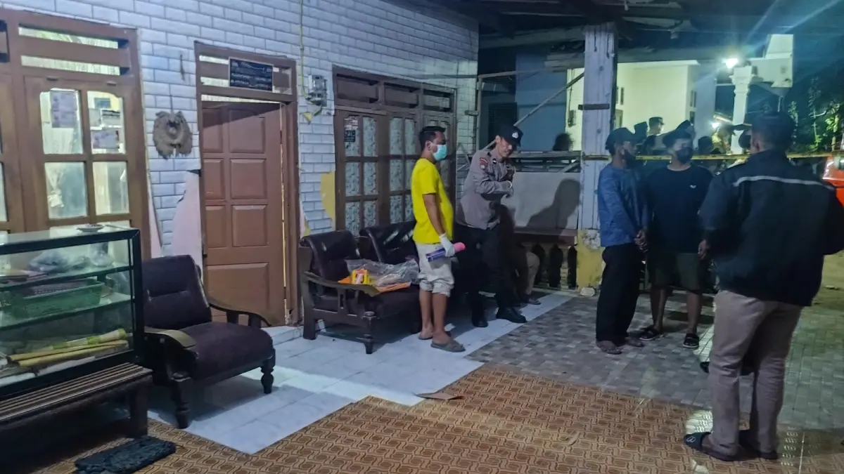 OLAH TKP: Tim Inafis Polres Jember bersama anggota Polsek Gumukmas dan resmob dirumah korban saat melalukan olah tempat kejadian perkara (TKP) pada Selasa (9/6) malam. (POLSEK GUMUKMAS)
