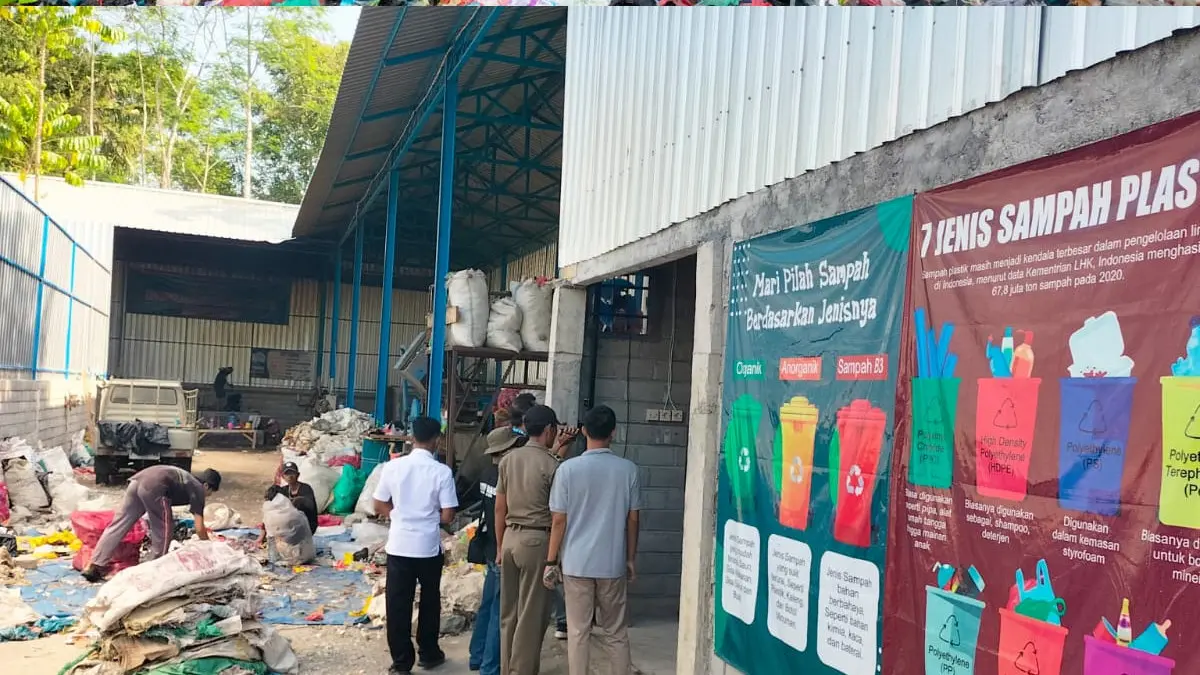 Pabrik pengolahan sampah mandiri milik seorang warga m, yang menyulap plastik menjadi bahan bakar mesin diesel, di Dusun Krajan, Desa Kencong, Kabupaten Jember. (Dok. Ashari)