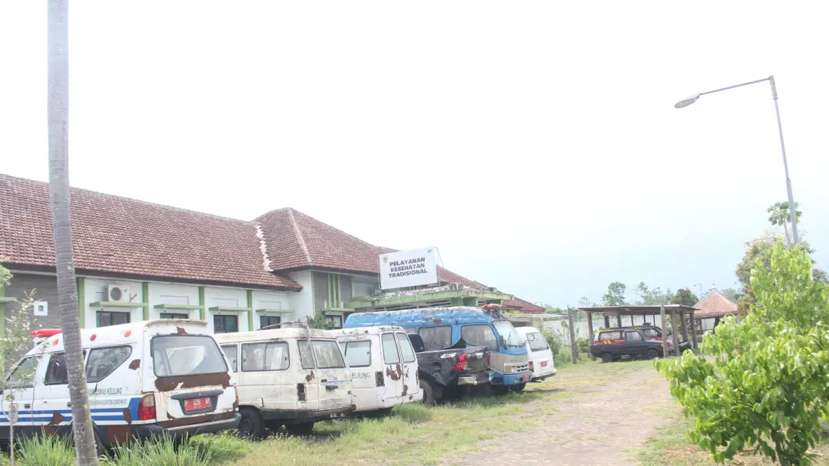 TERBENGKALAI: Sejumlah kendaraan dinas yang sudah rusak tampak terbengkalai.(FAQIH HUMAINI/RADAR IJEN)
