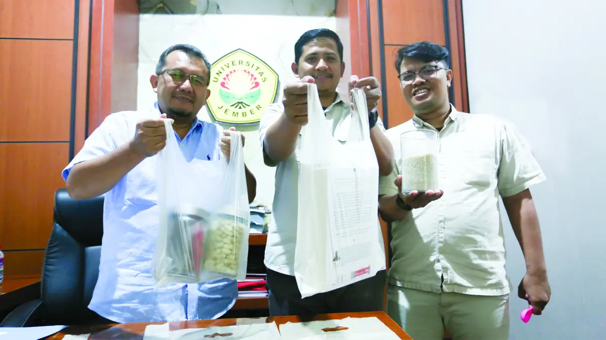 TEROBOSAN BARU: Ketua LPPM Unej Prof Yuli Witono (kiri) bersama Dr Moch Asrofi (tengah) menunjukkan hasil inovasi kemasan bioplastik komposit dari bahan pelepah pisang. (SIDKIN ALI/RADAR JEMBER)