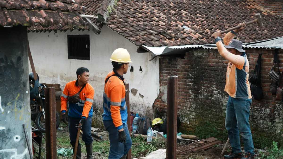 Tim Teknis Daop 9 Jember Melakukan Pemasangan Patok Penutupan JPL Liar di petak Glenmore - Sumberwadung (arsip humas daop 9)