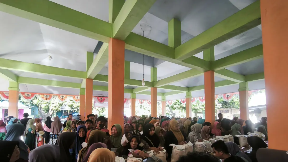 TUNGGU GILIRAN: Sejumlah warga di Bondowoso menunggu namanya dipanggil untuk mendapatkan bantuan pangan dari Bulog.(DOK RADAR IJEN)