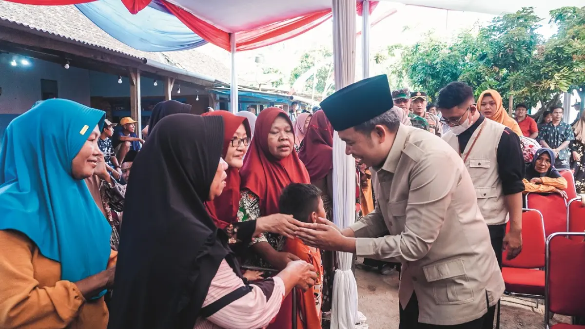 TERUS BERI INTERVENSI: Gus Fawait dalam kesempatan turun ke masyarakat. Ia memanfaatkan kesempatan itu untuk mensosialisasikan sejumlah program-program prioritas, sekaligus intervensi pemerintah daerah dalam menstimulasi perputaran ekonomi. (MAULANA/RADAR JEMBER)
