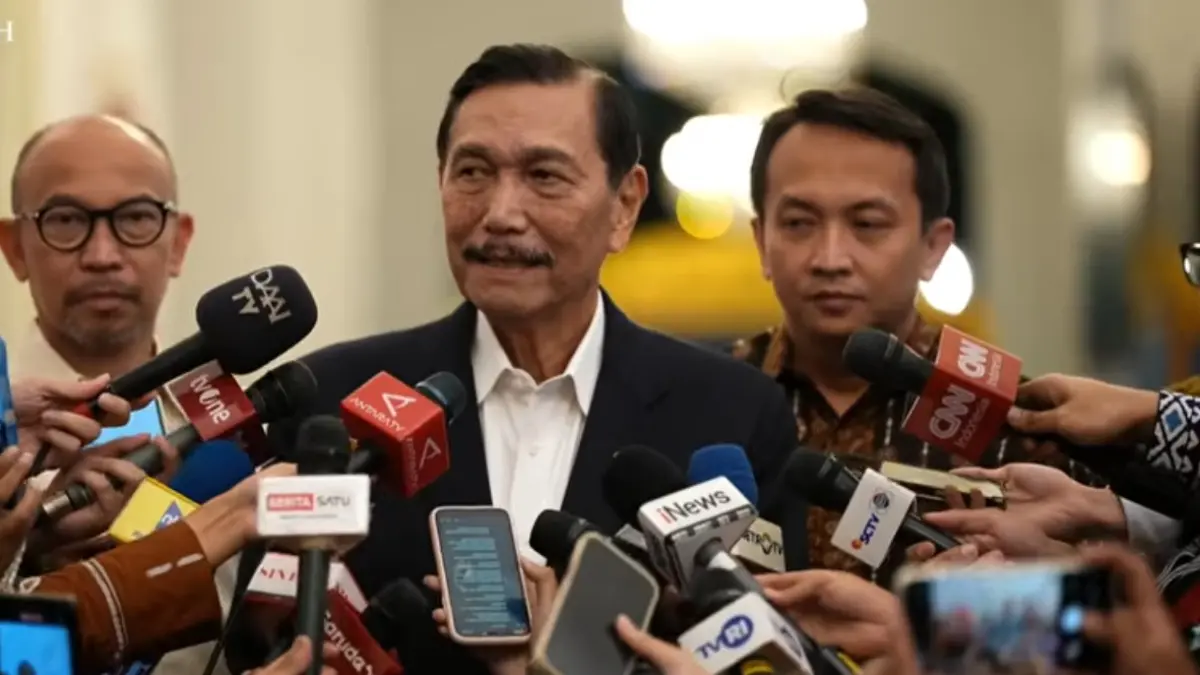 Ketua Dewan Ekonomi Nasional (DEN) Luhut Binsar Pandjaitan usai melakukan pertemuan dengan Presiden Prabowo di Istana Negara, Jakarta. (tangkapan layar Youtube Sekretariat Negara)