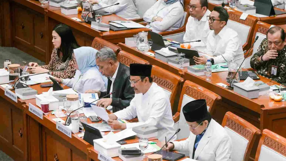 Menteri Sosial Saifullah Yusuf didampingi Wakil Menteri Sosial Agus Jabo Priyono menyaksikan demonstrasi digitalisasi bansos dalam Raker bersama Komisi VIII DPR RI di Jakarta, Rabu (10/6/2026). (dok.Biro Humas Kemensos)