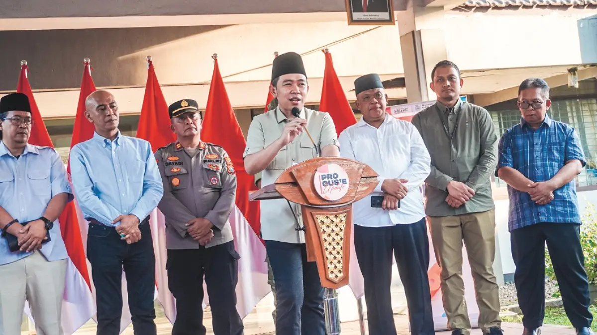 NYATAKAN SIKAP: Bupati Gus Fawait, beserta jajaran dan institusi vertikal, memberikan keterangan terbuka saat Pro Guse, di Kantor DTPHP Jember (6/6). Salah satunya kaitan distribusi BBM bersubsidi jenis solar. (MAULANA/RADAR JEMBER)