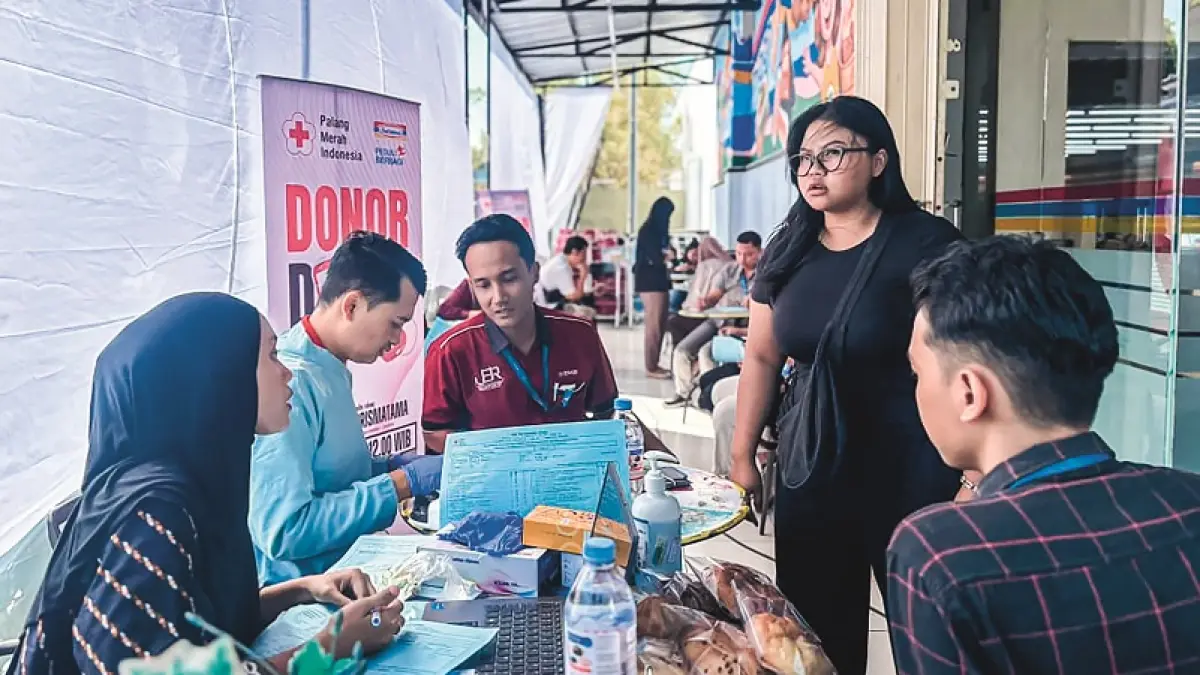PEDULI: Antusiasme karyawan Indomaret mendaftarkan dirinya dalam kegiatan donor darah di Indomaret Fresh Pierre Tendean Jember, Kamis (11/6). (INDOMARET JEMBER)
