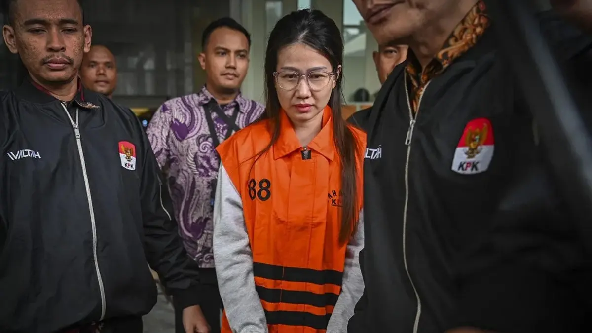 Pegawai pemasaran PT Millenium Solusi Abadi Cory Erin (tengah) mengenakan rompi tahanan usai menjalani pemeriksaan di Gedung Merah Putih KPK, Jakarta, Selasa (9/6/2026). (ANTARA FOTO/Galih Pradipta)