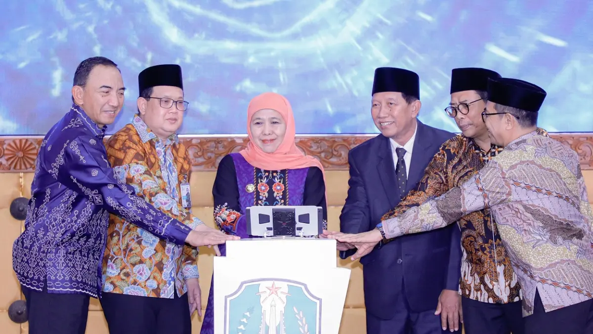 UNTUK PENDIDIKAN: Gubernur Jatim Khofifah Indar Parawansa (tengah) membuka Program Beasiswa Lembaga Pengembangan Pesantren dan Diniyah (LPPD) Provinsi Jawa Timur, Rabu (10/6). (PEMPROV JATIM)
