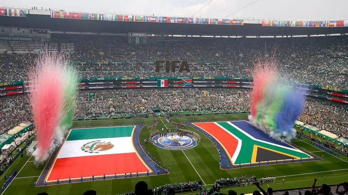 Bendera Meksiko dan Afrika Selatan ditampilkan menjelang pertandingan sepak bola Grup A Piala Dunia 2026 di Stadion Mexico City. (Foto: AFP via Getty Images)
