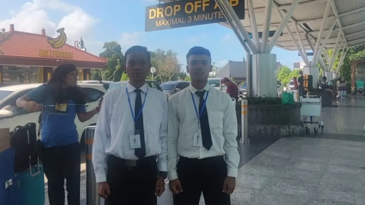 BERANGKAT KE JEPANG: M. Abdur Rofek dan M. Rendy Kurniawan, alumnus jurusan Mekanisasi Pertanian SMKN 5 Jember berada di Bandara Ngurah Rai, Denpasar. Keduanya diterima bekerja di Jepang. (HUMAS SMKN 5 JEMBER)