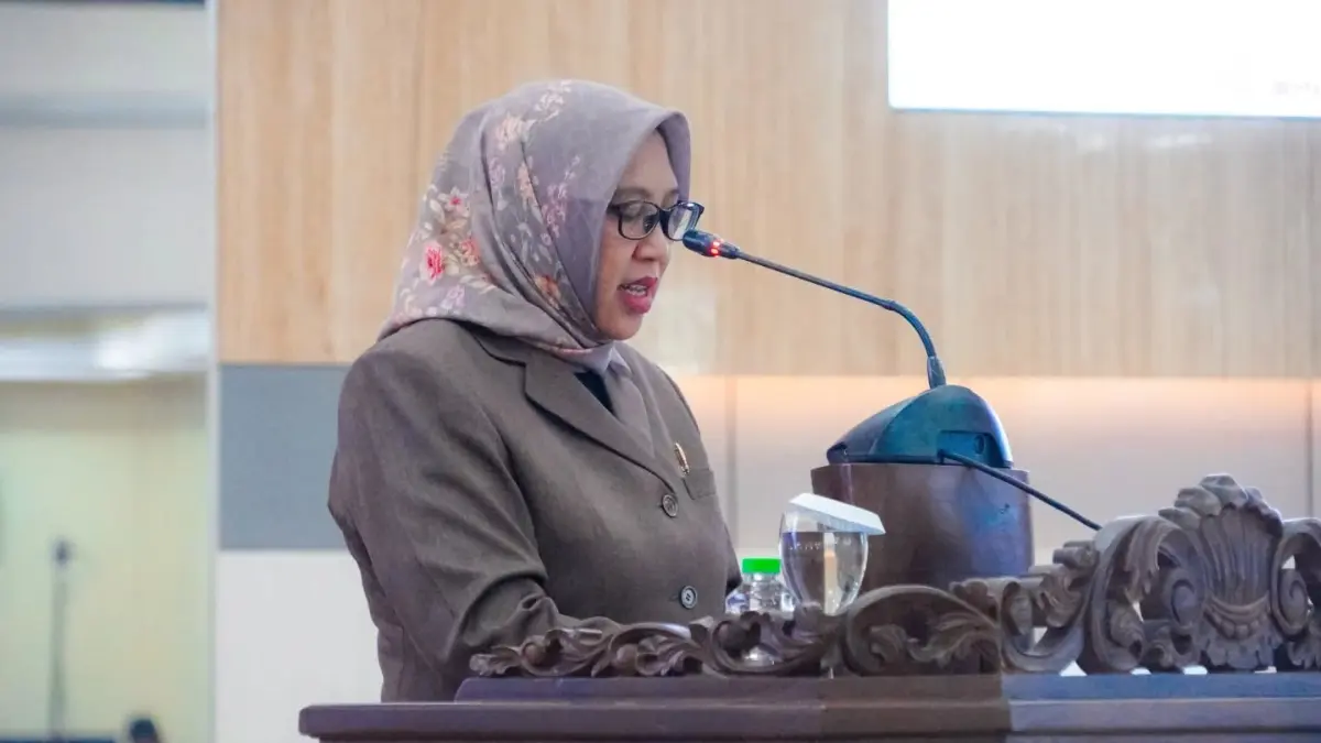 BERI PAPARAN: Juru bicara fraksi Gerindra Lumajang Heri Nani Hariyati saat menyampaikan pandangan umum (PU) fraksi, kemarin.(ATIEQSON MAR IQBAL/RAME)