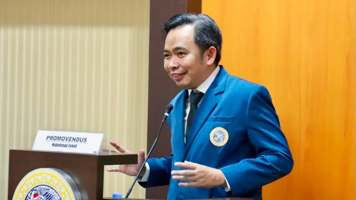 Bupati Jember Gus Fawait, mempertahankan disertasinya di hadapan dewan penguji, saat sidang terbuka promosi doktor, di Auditorium FEB Universitas Airlangga Surabaya, Jumat (12/6/2026). (Dok. Gus Fawait)