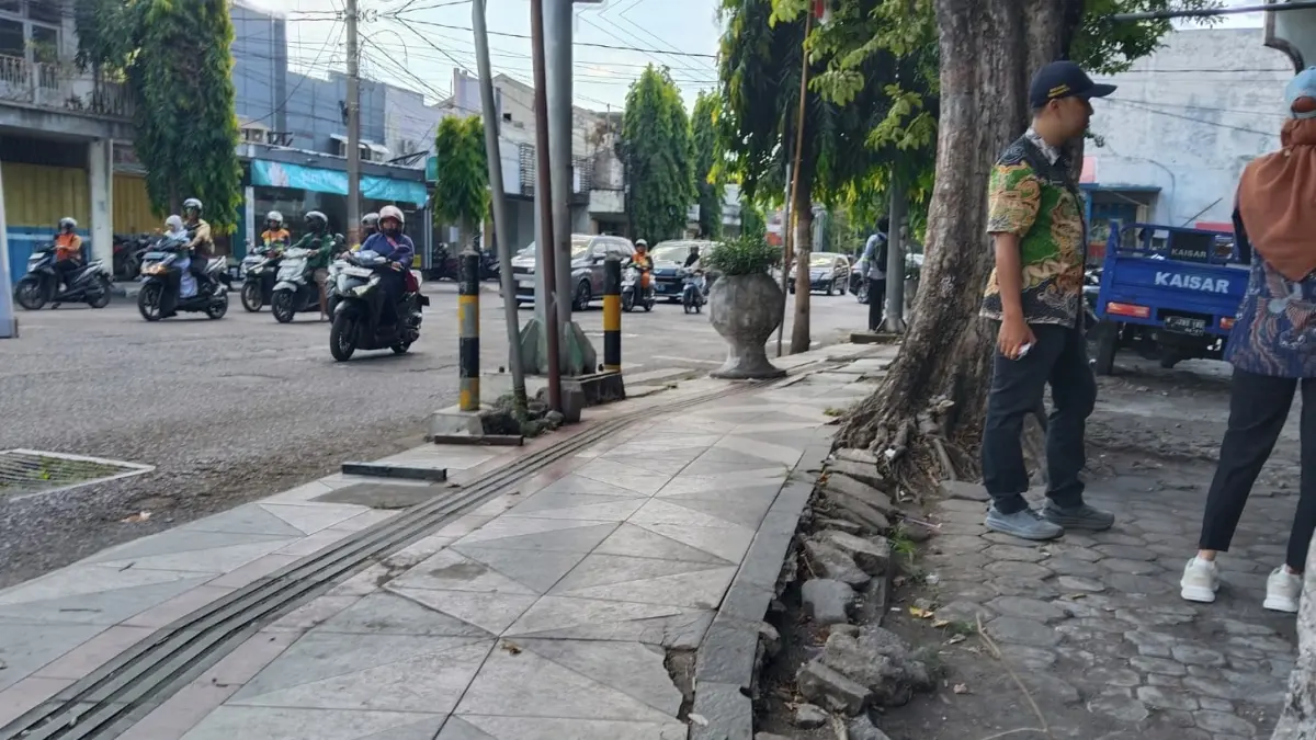 CEK: Petugas gabungan saat melakukan pengecekan di kawasan PB Sudirman, kemarin