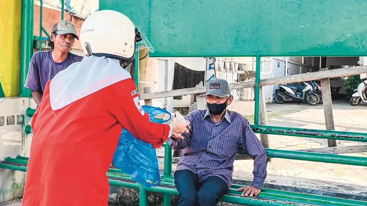 DUKUNG PENUH PERTANIAN: Bupati Gus Fawait saat menyerahkan bantuan alsintan dan bibit pertanian, kepada pengurus poktan, di Kantor DTPHP Jember, belum lama ini (6/6). (MAULANA/RADAR JEMBER)