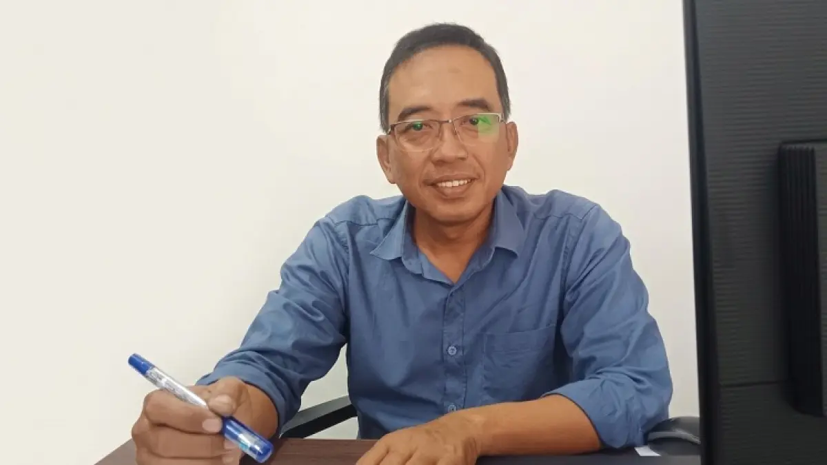 “Peralatan elektronik rumah tangga seperti televisi, kulkas, hingga perangkat elektronik lainnya berisiko mengalami kerusakan akibat perubahan tegangan, gangguan frekuensi 50 Hertz, maupun harmonisa pada sistem kelistrikan.” Dr. Ir. MUHAMMAD AAN AULIQ, Dosen Teknik Elektro Fakultas Teknik Unmuh Jember. (M. ADHI SURYA/RADAR JEMBER)