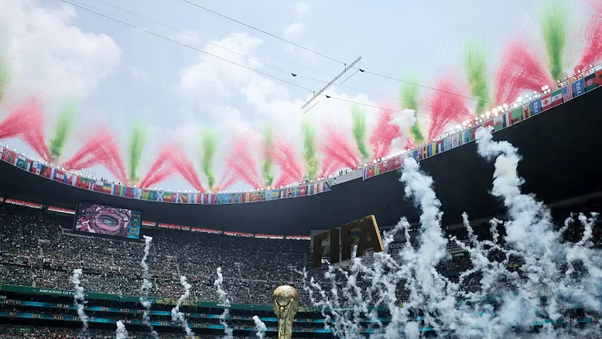 Kembang api dengan warna bendera Meksiko menerangi tepian atap Stadion Azteca saat upacara pembukaan Piala Dunia. (Foto: FIFA via Getty Images)