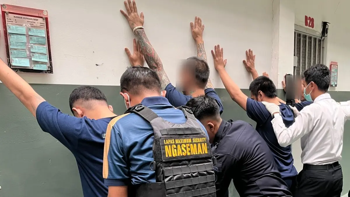 Lapas Kelas IIA Ngaseman Laksanakan Penggeledahan Blok Hunian untuk Jaga Keamanan dan Ketertiban
