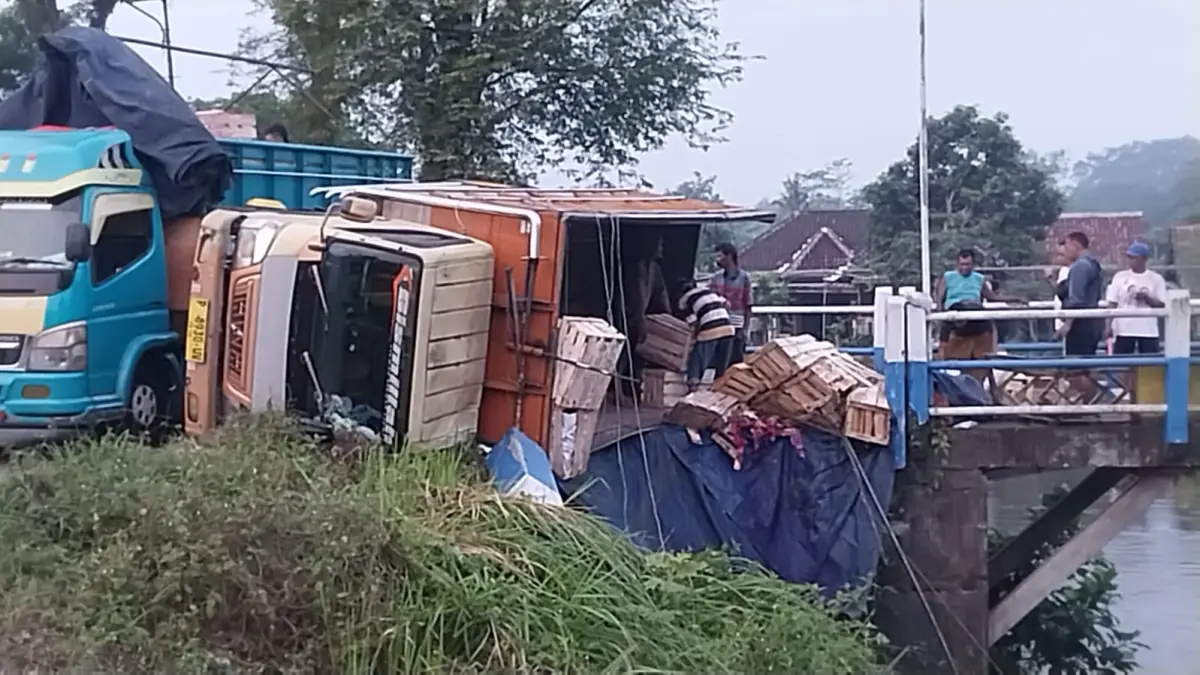 NYARIS MASUK SUNGAI: Truk Disel P 8939 UV disopiri Aries, Ardiansah, warga Banyuwangi terguling fan nyaris masuk sungai di Dusun Krajan Kidul, Desa Yodorati, Kecamatan Sumberbaru pada Jumat (12/6/2026). (JUMAI/RJ)