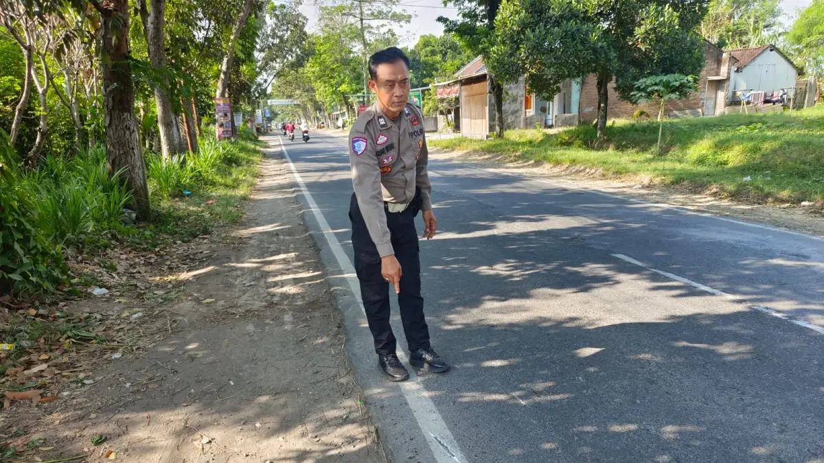 OLAH TKP: Anggota Satlantas Polres Jember melakukan identifikasi kecelakaan maut yang membuat satu pelajar tewas di Jalan Raya Jenggawah – Ambulu. (SATLANTAS POLRES JEMBER)
