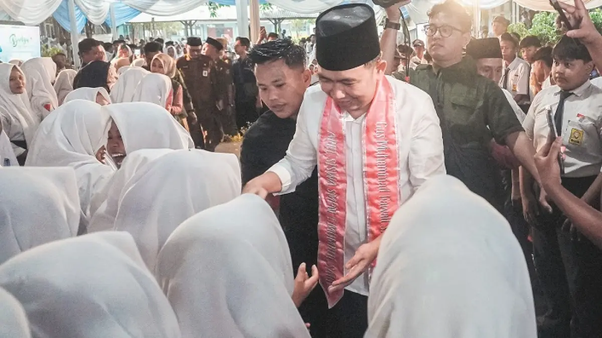 TURUN LANGSUNG: Gus Fawait saat kesempatan turun menyapa anak-anak SMP di Kecamatan Tempurejo, beberapa pekan lalu. Dalam kesempatan itu, selain mensosialisasikan program, ia juga meminta testimoni langsung terhadap pelaksanaan program MBG kepada anak-anak dan jajaran dewan guru di sekolah. 