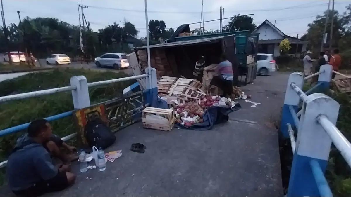 SERING TERJADI LAKA: Ditikungan tajam Dusun Krajan Kidul, Desa Yosorati, Kecamatan Sumberbaru, Jember lokasi yang sering ada kecelakaan. (Jumai/ radarjember)