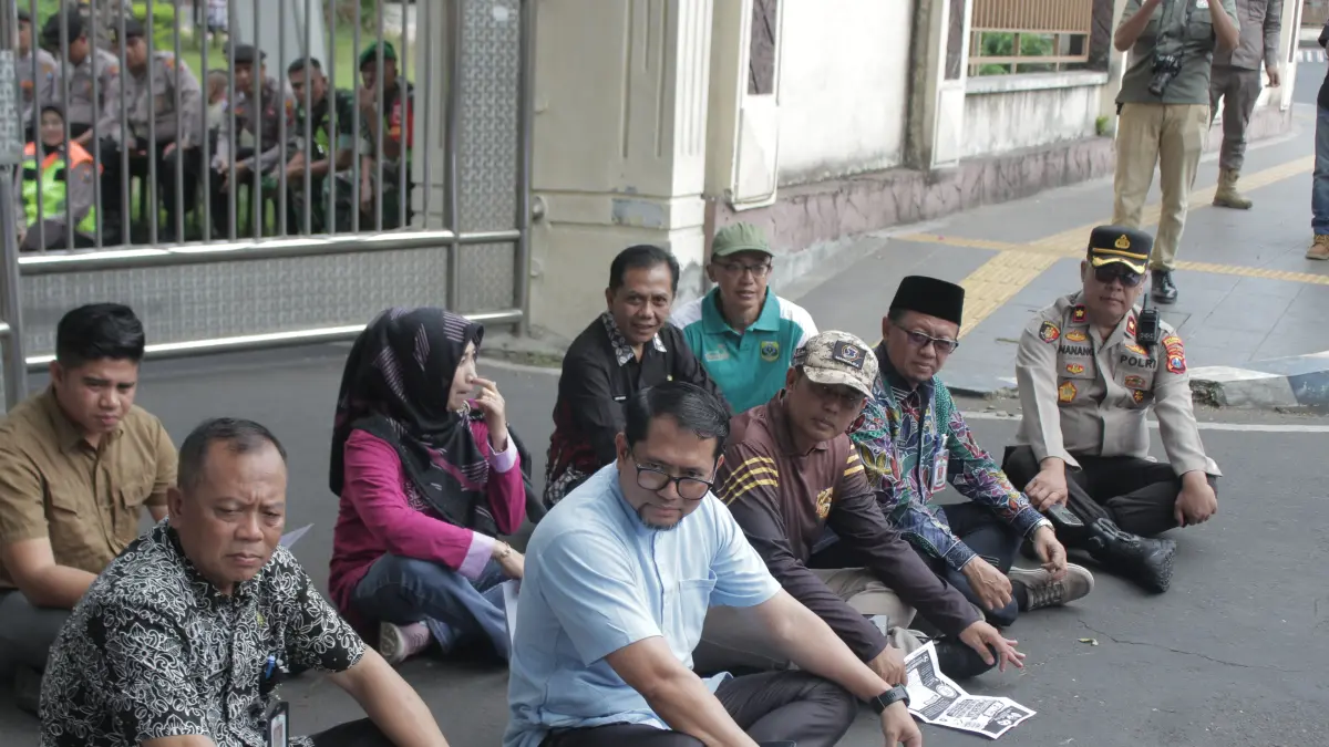 BERI PERTANGGUNG JAWABAN: Jajaran pejabat teras Pemkab Bondowoso ketika berdialog dengan mahasiswa terkait realisasi janji yang diklaim meleset.(ILHAM WAHYUDI/RADAR IJEN)