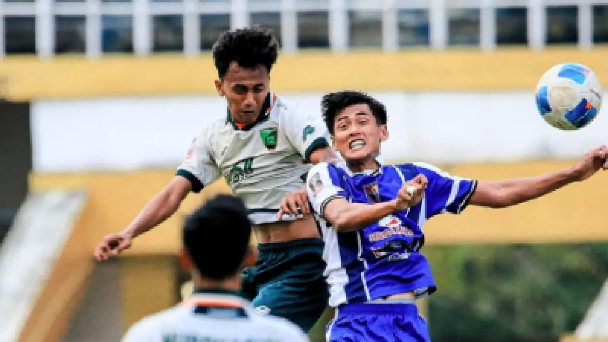 SENGIT: Duel pemain belakang Pasuruan United dengan striker Persid di laga sore tadi. (INSTAGRAM OFFICIAL PASURUAN UNITED)