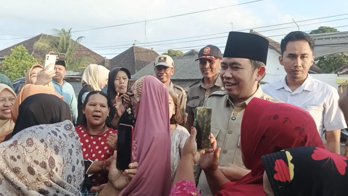 Gus Fawait saat bertemu dengan pedagang pasar tradisional di Kecamatan Kencong. Dalam kesempatan lain, ia menyatakan keberpihakannya mendukung keberadaan pasar tradisional ini, salah satunya dengan menurunkan retribusi pasar. (Foto: Maulana/Radar Jember)