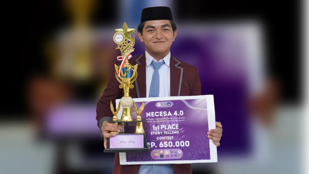 ANGKAT TROPHY: Oq Arga Juantino, Siswa SMA Nuris Jember Juara Story Telling Nasional. (SMA NURIS JEMBER)