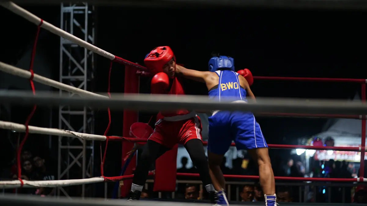 BERSIAP: Salah seorang atlet andalan Bondowoso (kanan/biru) Vini Vidi Vici mengambil ancang-ancang untuk melakukan serangan.(ILHAM WAHYUDI/RADAR IJEN)
