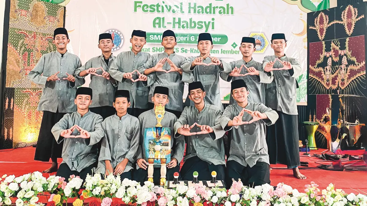 TAMPIL MAKSIMAL : Tim Hadrah MTs Unggulan Nuris Jember berhasil sabet juara 1 dalam Festival Lomba Hadrah Al-Habsyi tingkat SMP/MTs se-Jember. (MTs UNGGULAN NURIS)

