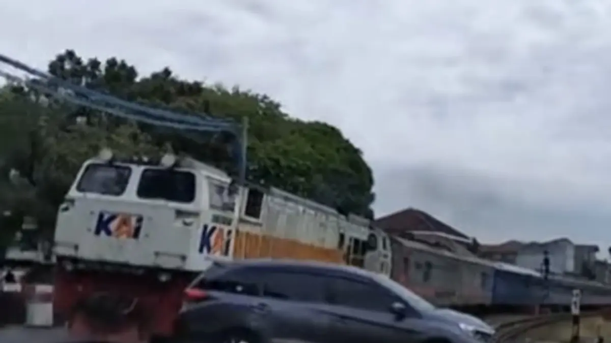 Tangkapan layar mobil saat menerobos palang pintu kereta api. (ISTIMEWA)