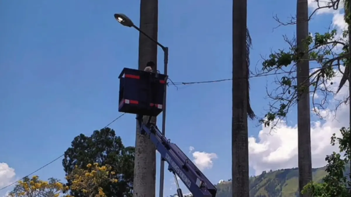 TELITI: Petugas Dishub Bondowoso memasang sejumlah lampu penerangan jalan di jalur menuju kawasan wisata Kawah Wurung.(DOK DISHUB BONDOWOSO)