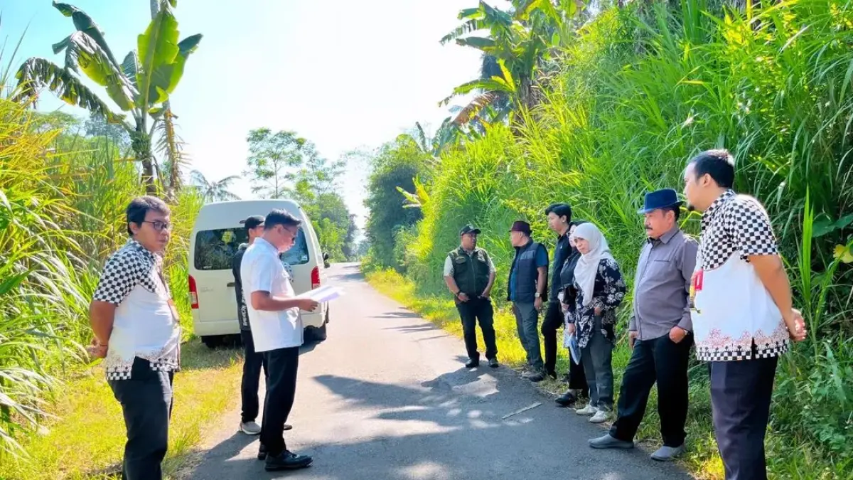 TINJAU: Rombongan Komisi B DPRD Lumajang saat meninjau sejumlah ruas jalan yang tahun ini diperbaiki.(ATIEQSON)

