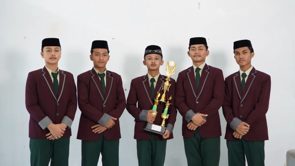 MEMBANGGAKAN Fatiha Priska Paramita&nbsp;(kiri) siswi kelas XI MIPA 2 SMA Nuris Jember sabet juara 1 lomba&nbsp;cipta puisi&nbsp;FLS3N tingkat Kabupaten.&nbsp;Tim Musik tradisional SMA Nuris Jember juga berhasil duduki peringkat 3 cabang lomba musik tradisional FLS3N tingkat Kabupaten.(SMA NURIS JEMBER)