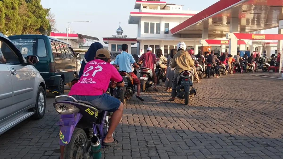 ANTRI PERTALITE: Kendaraan roda dua dan roda empat mengantre untuk mengisi BBM jenis Pertalite di SPBU Wonojati, Kecamatan Jenggawah, kemarin (15/6).(JUMAI/RADAR JEMBER)