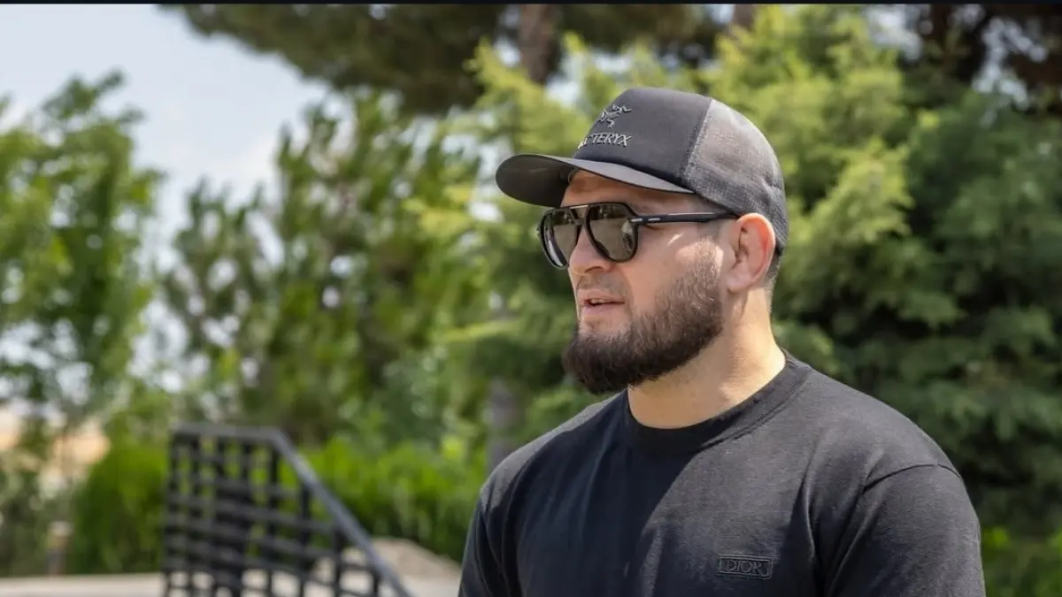 BERSANTAI: sang legenda hidup, Khabib Nurmagomedov saat bersantai (sc:khabibnurmagomedovfan)