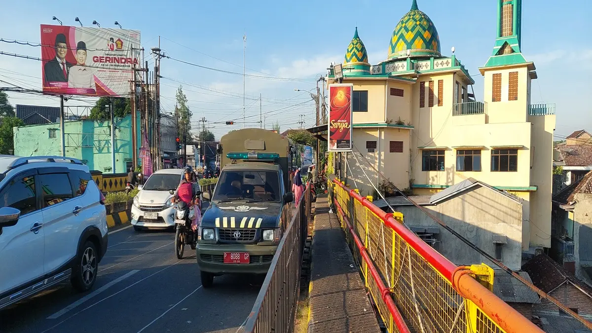 DIJAGA SATPOL PP: Petugas satpol PP Kabupaten Jember memarkir mobil operasional di atas jembatan Geladak Kembar, Kelurahan Kepatihan, Kecamatan Kaliwates.(JUMAI/RADAR JEMBER)