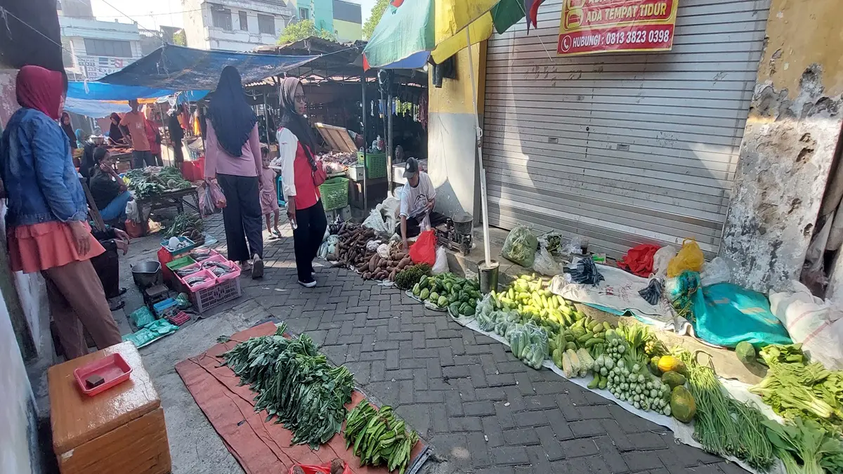 JUALAN DI DALAM: Pedagang yang berjualan di dalam Pasar Kepatihan, Kelurahan Kepatihan, Kecamatan Kaliwates. (JUMAI/RADAR JEMBER)