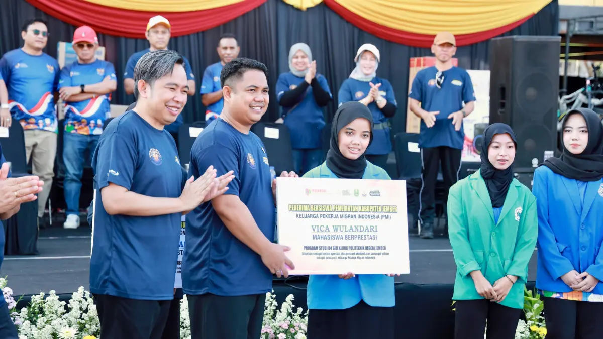 KOMITMEN BERSAMA: Bupati Jember Gus Fawait bersama Wanen P2MI Dzulfikar Ahmad Tawalla, saat jalan sehat Gerakan Nasional Migran Aman, bersama ribuan masyarakat, di Alun-alun Jember, Minggu (14/6). (DOK GUS FAWAIT)